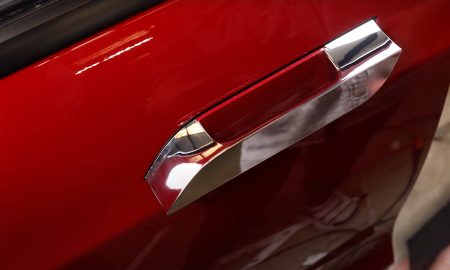 Tesla Model S self-presenting door handle